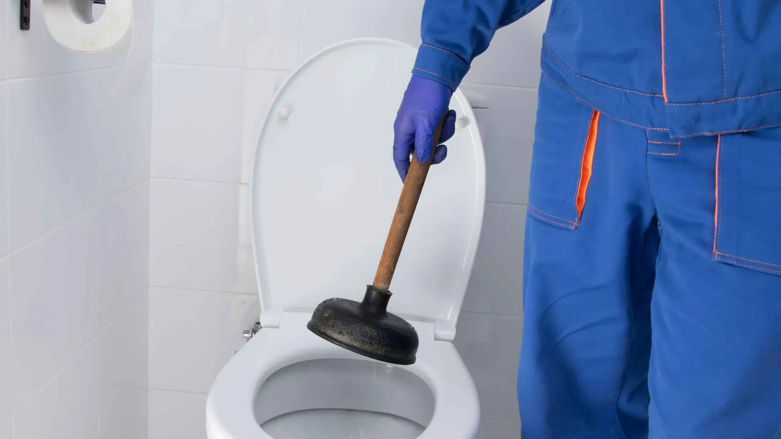 Monteur ontstopt een verstopte wc met een plopper